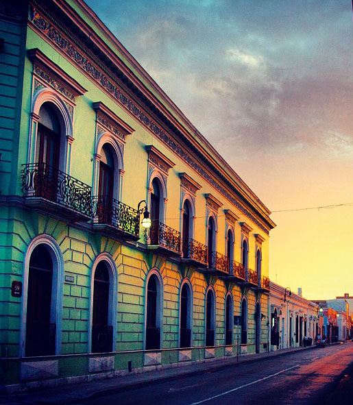 240684-merida-mexico-at-dusk_t20_9reeey.jpg