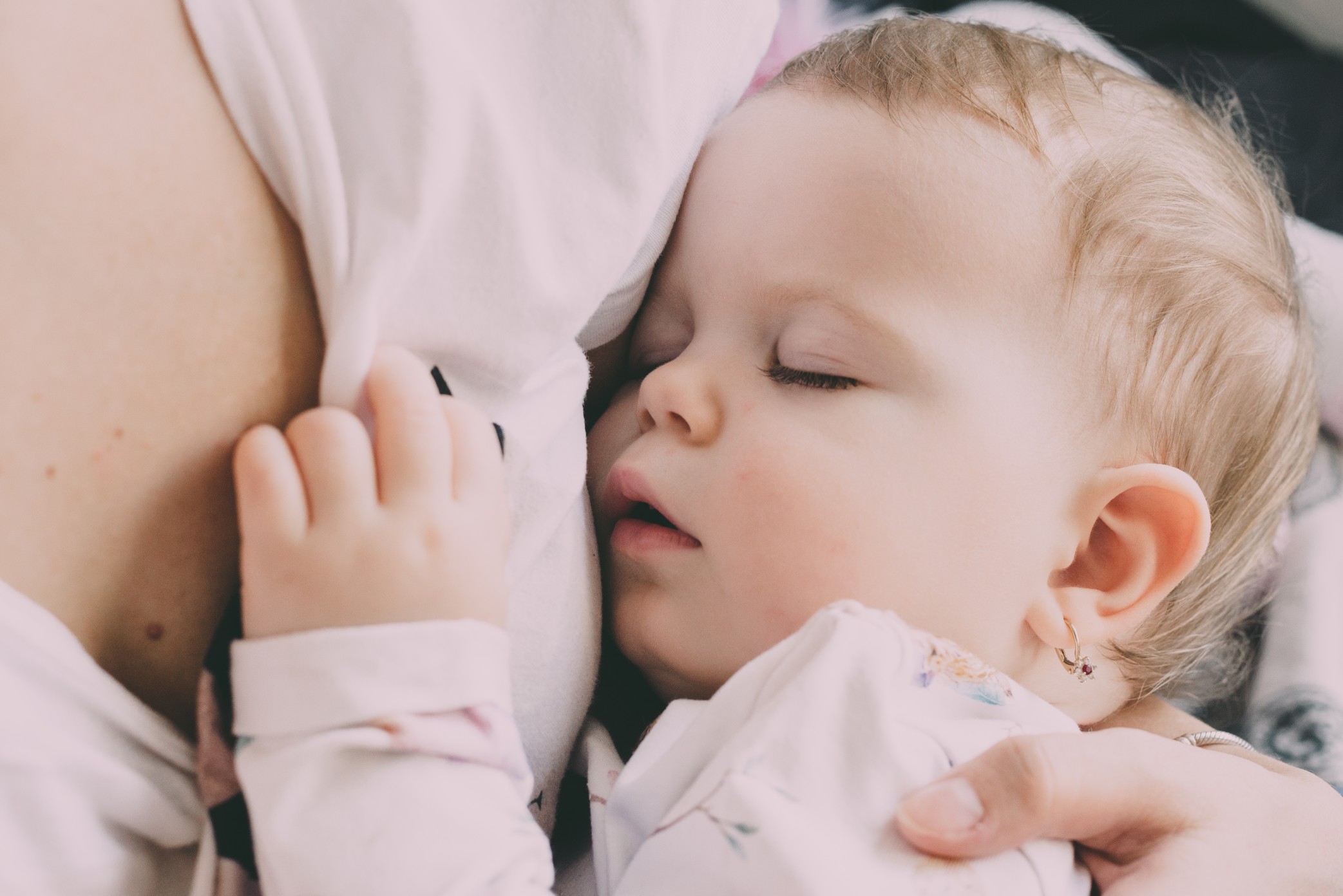 toddler-sleeping-in-moms-arms-adorable-sleeping-child_t20_kr3r2k