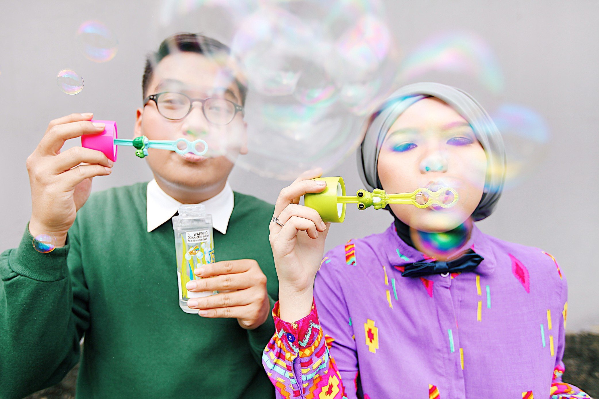 240787-couple-blowing-bubble-love.jpg