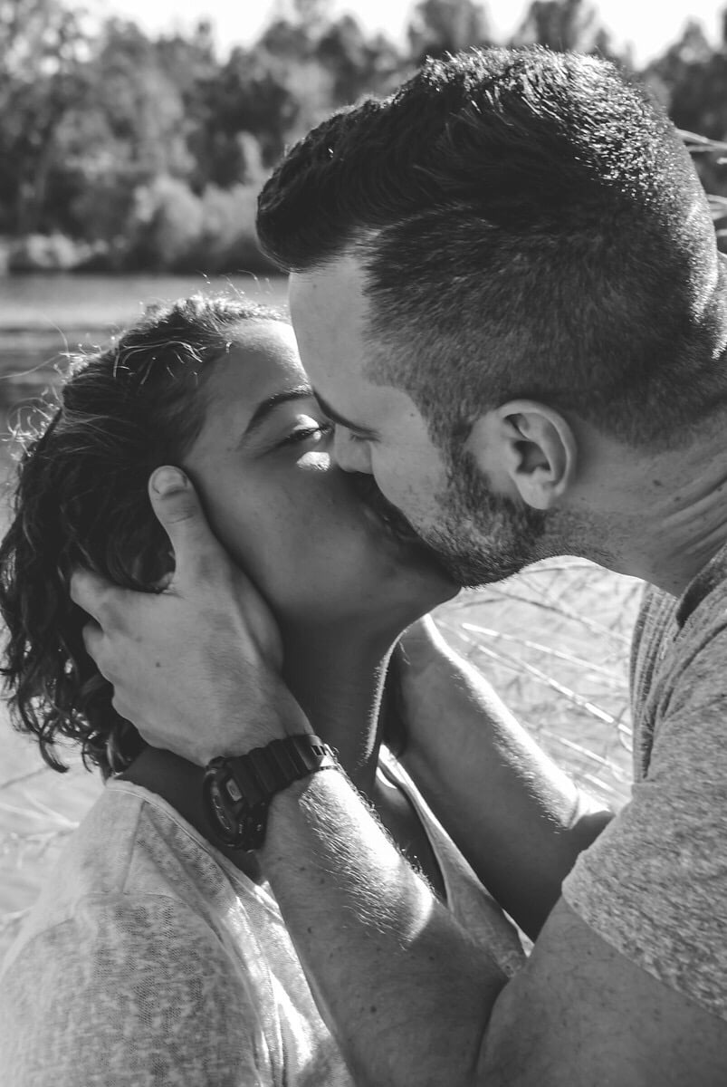 240836-couple-kissing-love.jpg