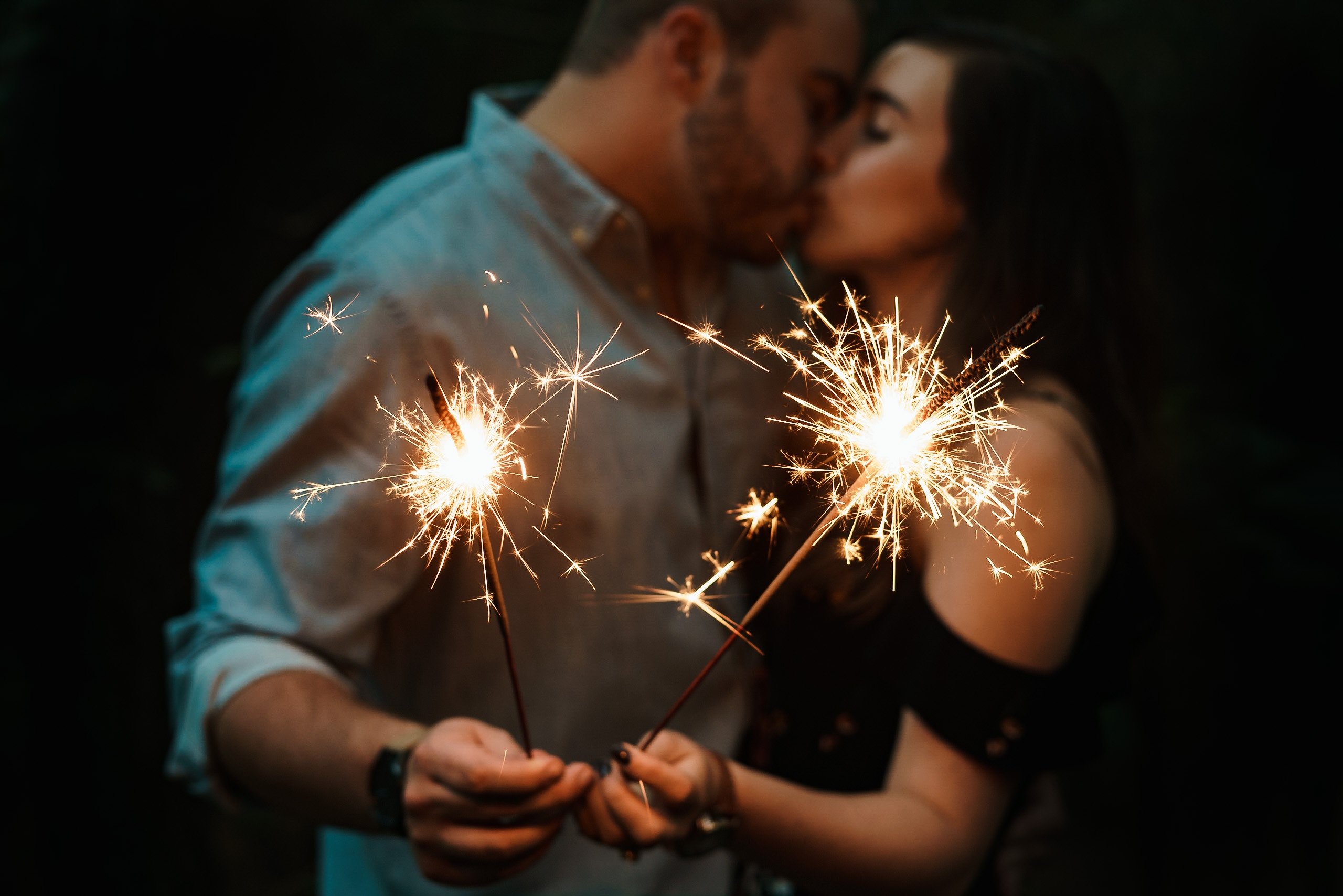 new-year-sparklers-couple-kissing