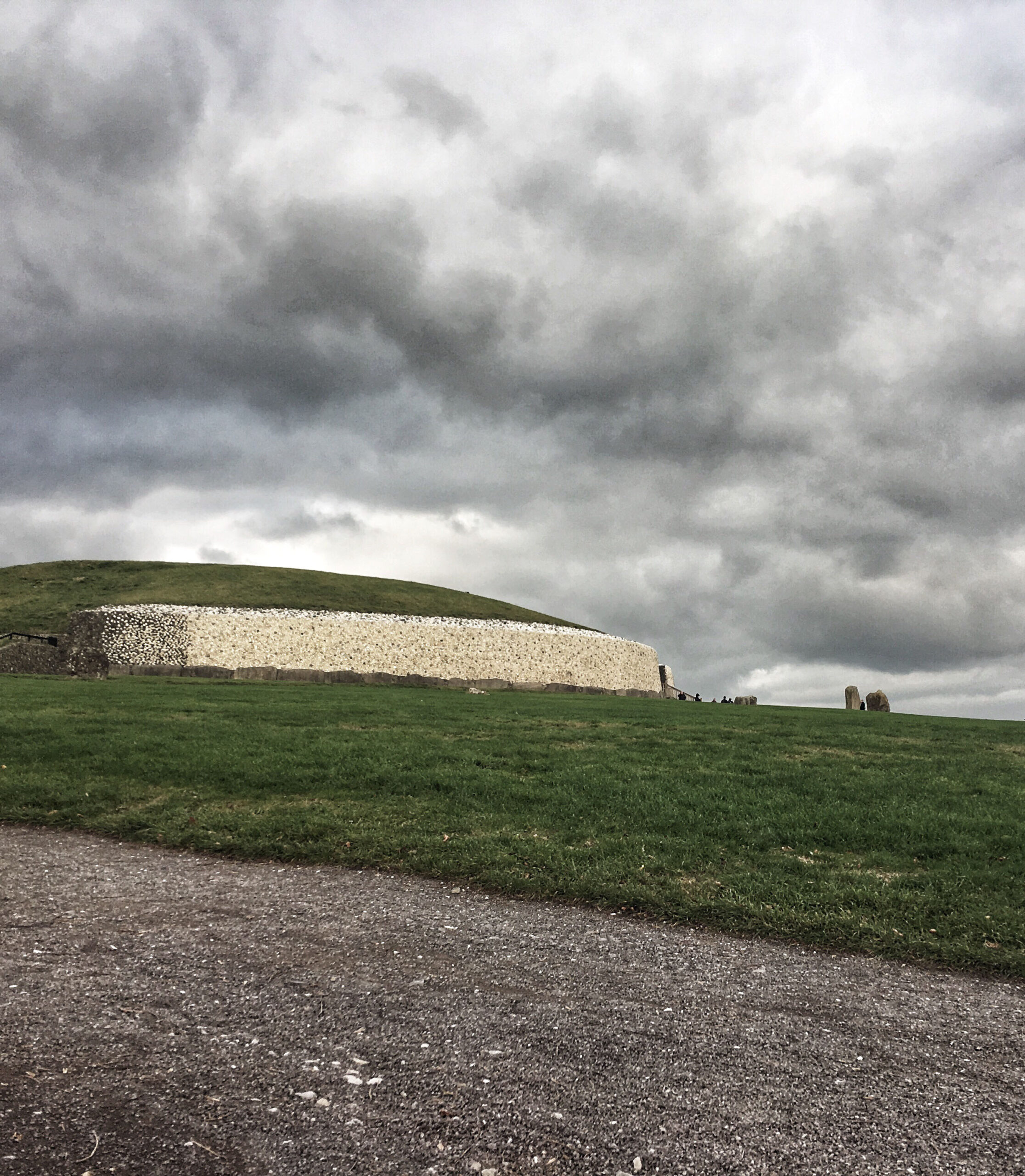241185-newgrange-megalithic-earthwork-and-tomb-in-ireland_t20_jz.jpg