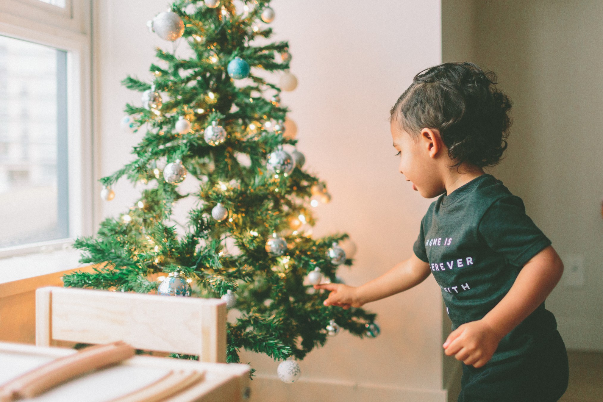 a-little-boy-excited-about-a-christmas-tree_t20_koba4e