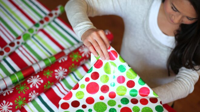 wrapping-christmas-presents_t20_z9lxvq