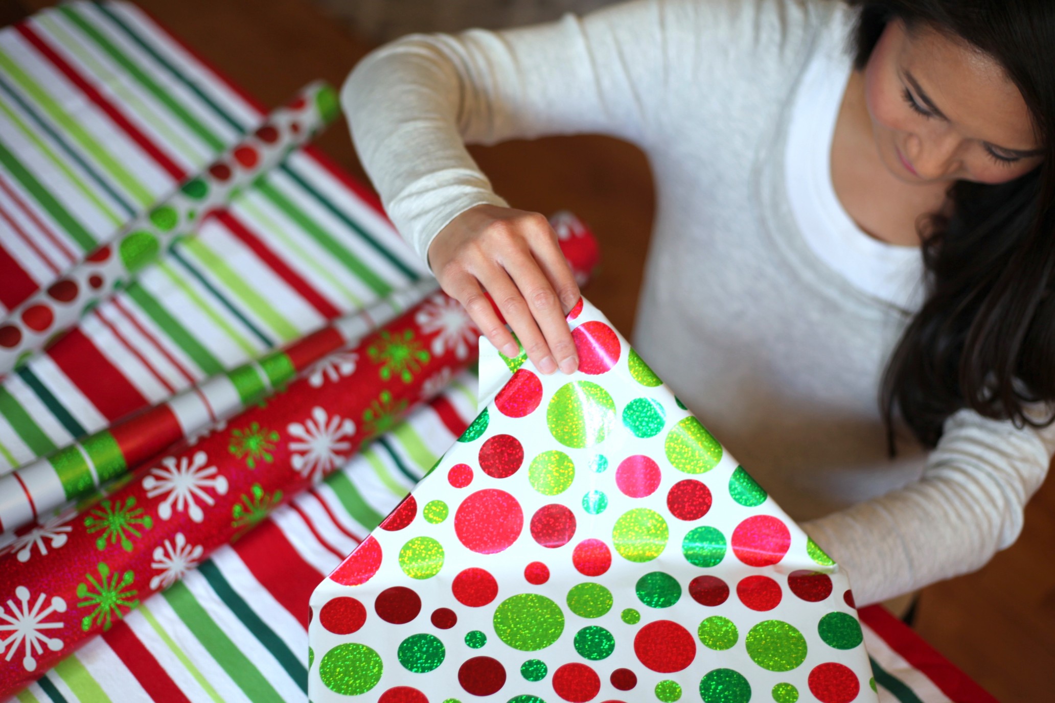 wrapping-christmas-presents_t20_z9lxvq