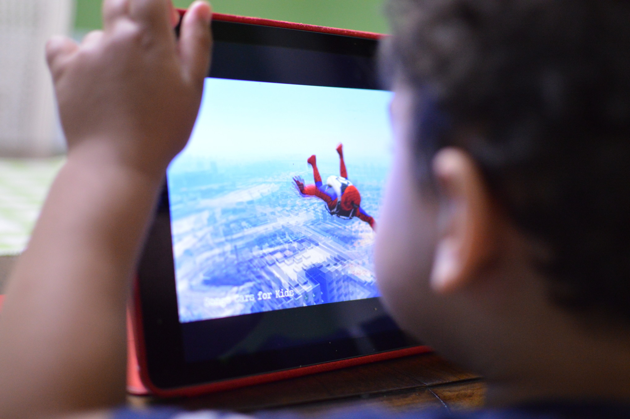 toddler-using-ipad-to-watch-movies_t20_x62r2g