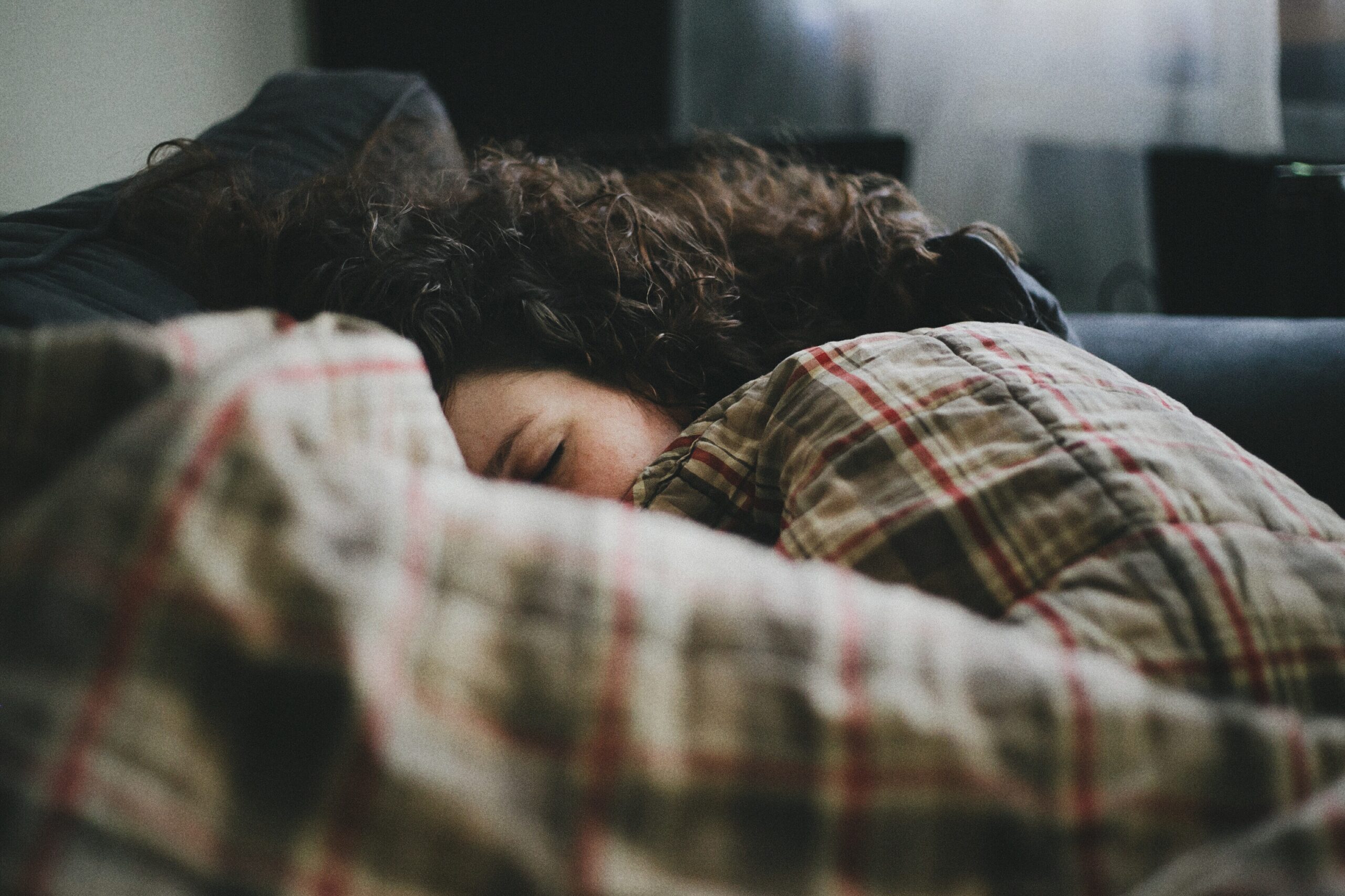 people-indoors-blanket-bed-sleeping-sofa-woman-asleep-sleep-sleep-couch_t20_yvlp94