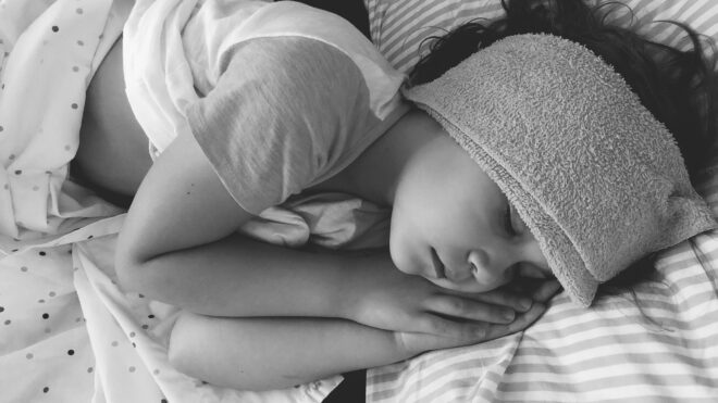 sick-little-girl-with-a-fever-sleeping-with-a-wash-cloth-on-her-forehead_t20_6mxkao - Processed with VSCO with 2 preset