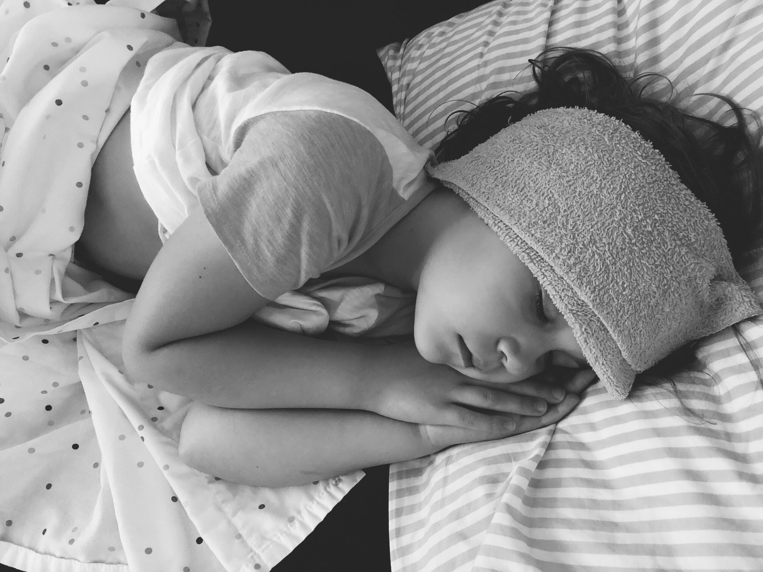 sick-little-girl-with-a-fever-sleeping-with-a-wash-cloth-on-her-forehead_t20_6mxkao - Processed with VSCO with 2 preset