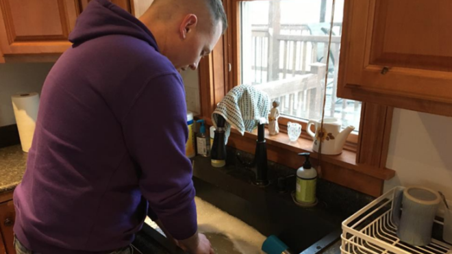 husband-washing-dishes