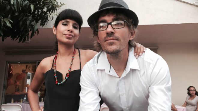 couple-at-party_t20_labnr7