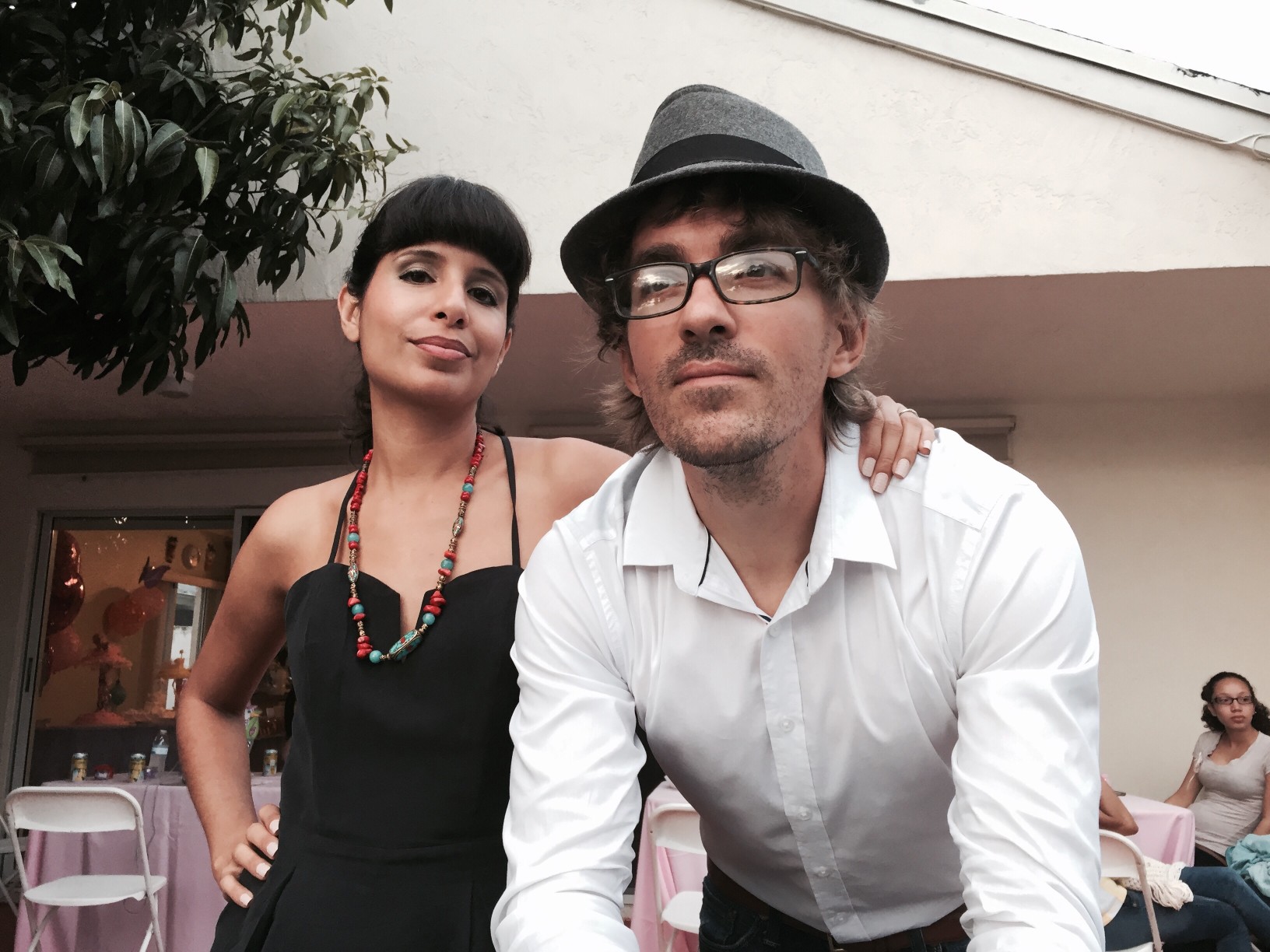 couple-at-party_t20_labnr7