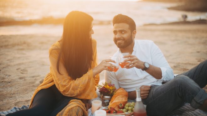 outdoors-beach-togetherness-love-summer-picnic-two-date_t20_a74pxx