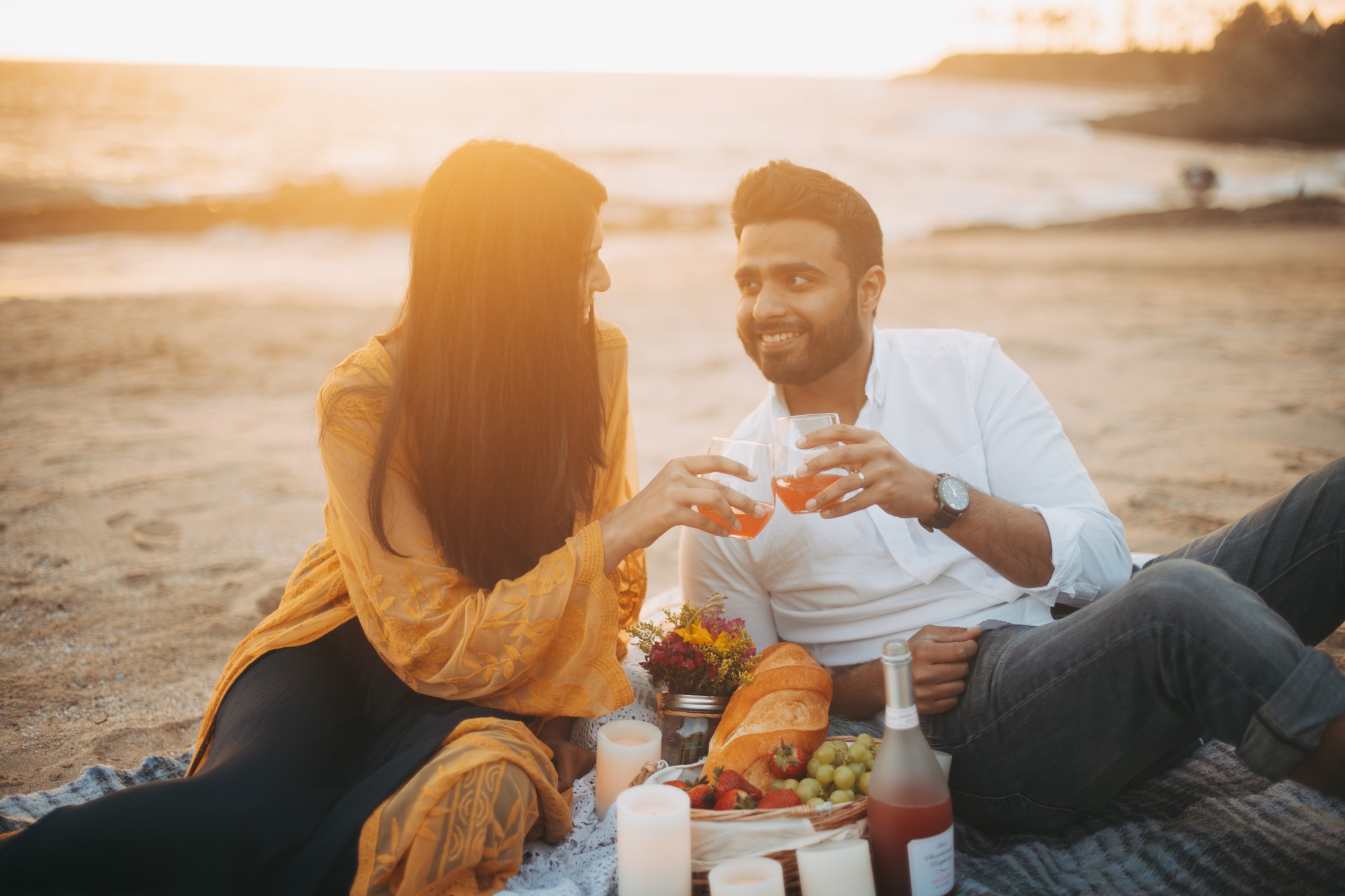 outdoors-beach-togetherness-love-summer-picnic-two-date_t20_a74pxx