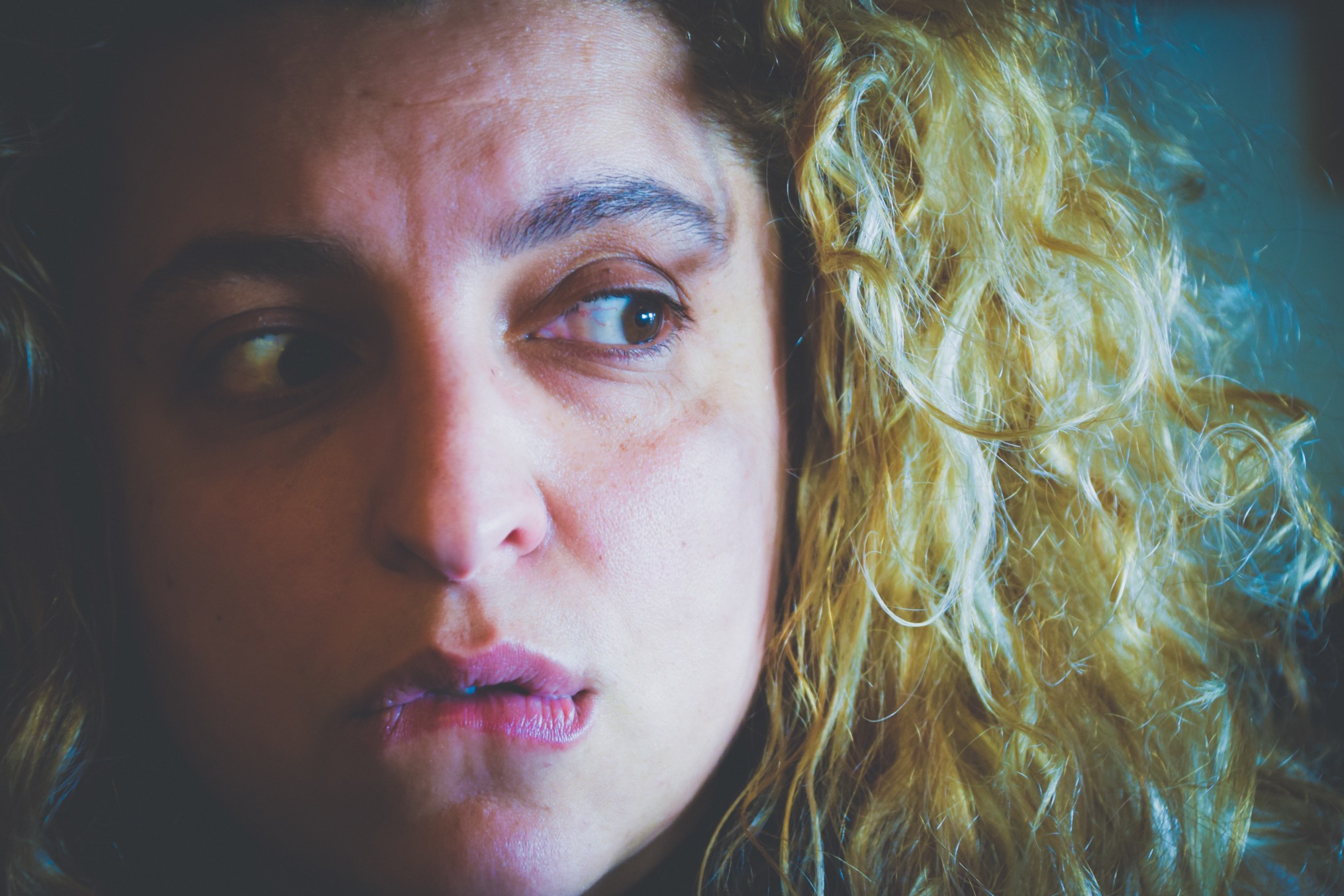 stress-fear-breaking-up-woman-portrait_t20_g8kjxn