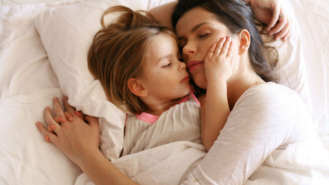 mom-daughter-bed