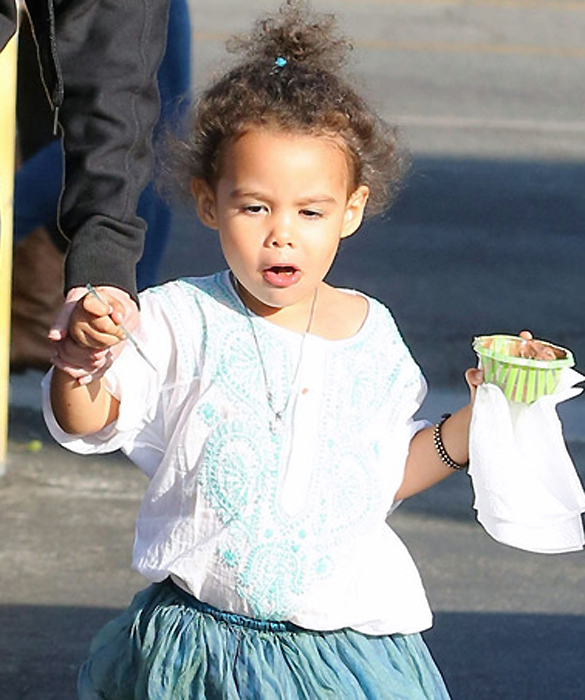 Actress Ellen Pompeo takes her daugher Stella Ivery out for ice cream in Los Angeles