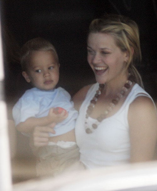 57495-2005-ffn_20050730_flynet_r_witherspoon_07_30_05_30950_5002.jpg