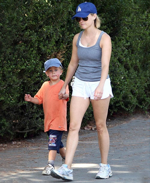 57499-2008-ffn_flynet_rwitherspoon_081608_dsism_sc_50314710.jpg