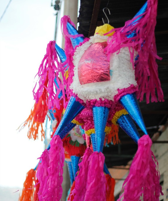 58476-07-posadas-pinata.jpg
