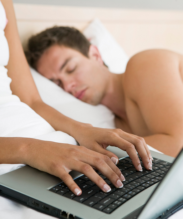 62012-couple-bedroom-electronics-laptop.jpg