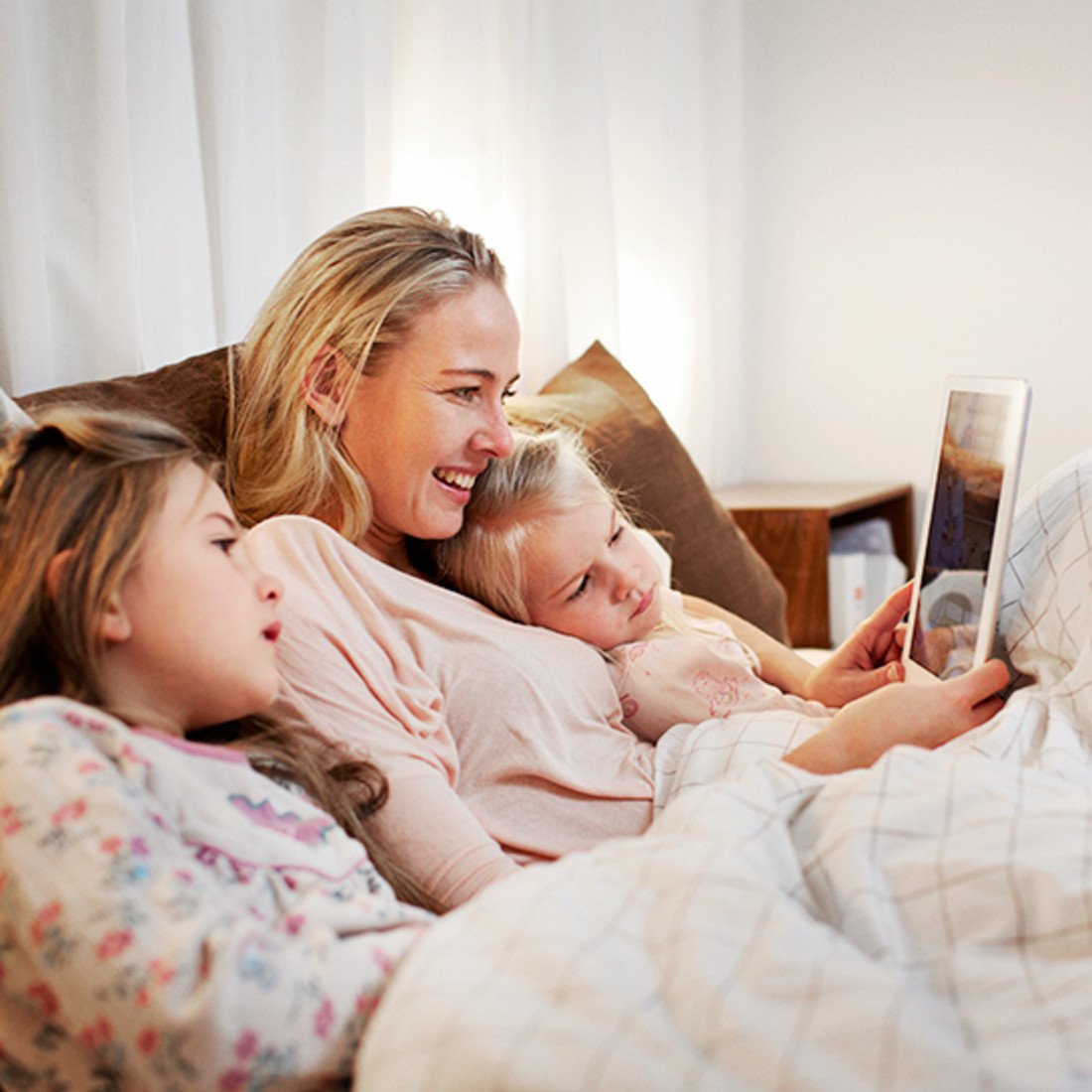 74103-mom_bedtime-ritual_01_make-plan_getty_161544418.jpg