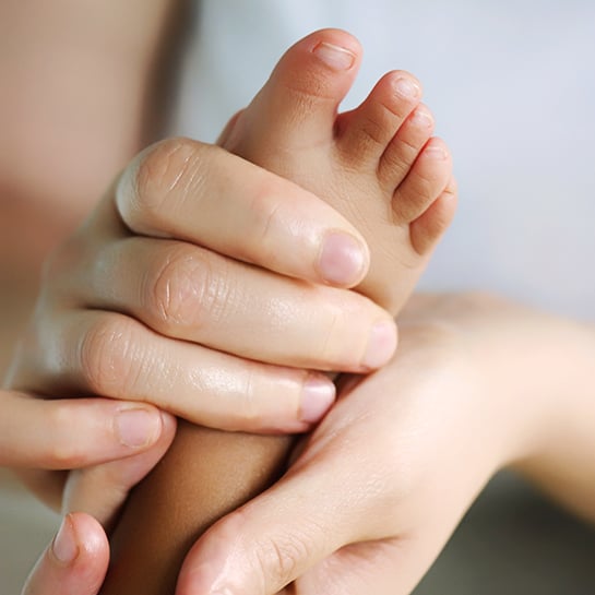 74104-mom_bedtime-ritual_05_set-mood_getty_184650965.jpg