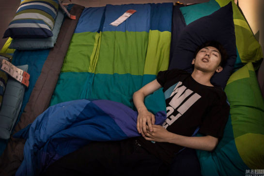 80118-sleeping-chinese-at-ikea-beijing-china-03.jpg