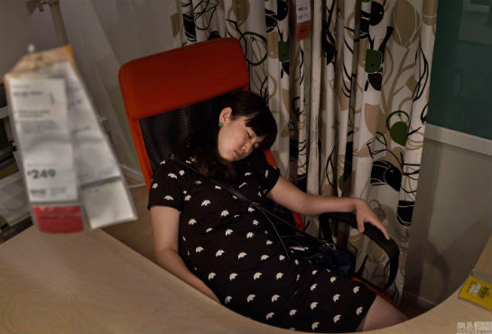 80119-sleeping-chinese-at-ikea-beijing-china-01.jpg