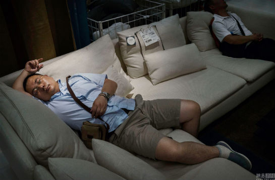 80122-sleeping-chinese-at-ikea-beijing-china-08.jpg