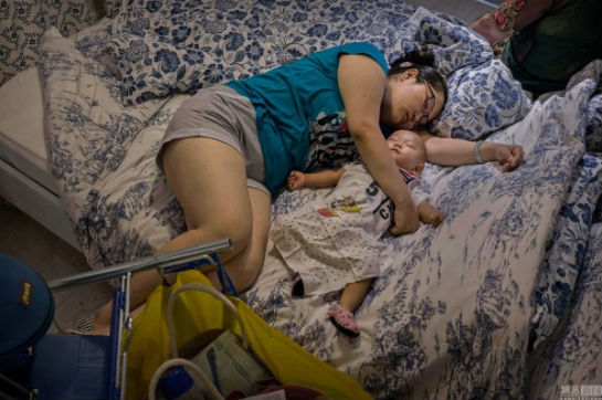 80123-sleeping-chinese-at-ikea-beijing-china-05.jpg