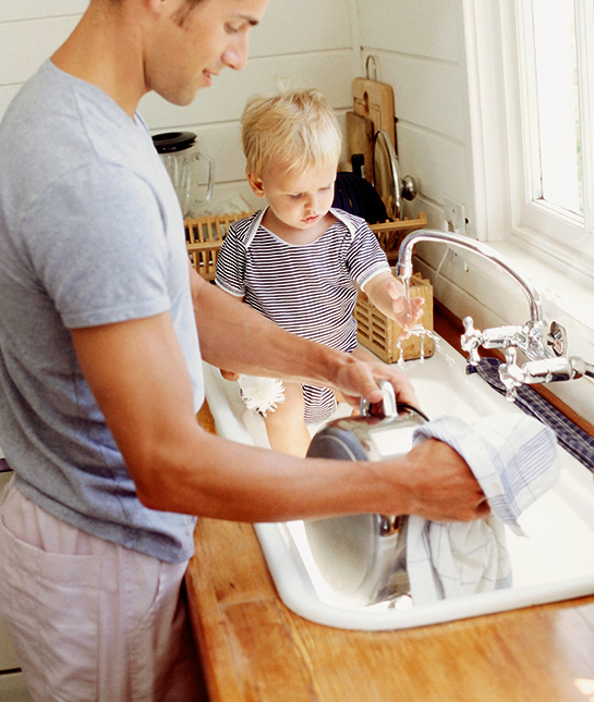 81583-8-dad-baby-washing-dishes-parent-sharing-responsibilities.jpg