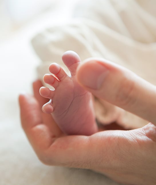 82672-2-baby-feet-newborn-tiny-cute-wrinkles-toes-hand.jpg