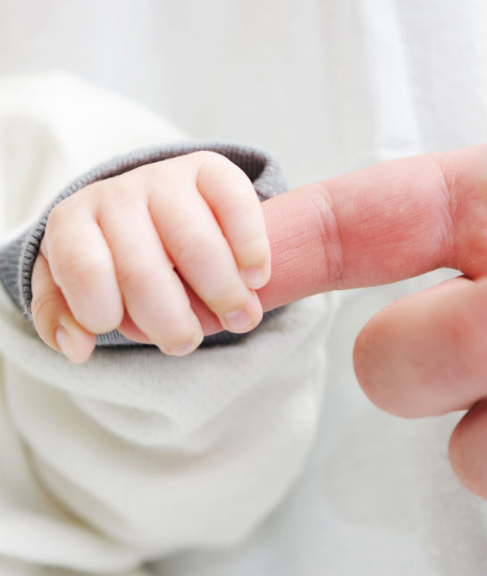 83080-baby-holidng-finger.jpg 83080-baby-holidng-finger.jpg