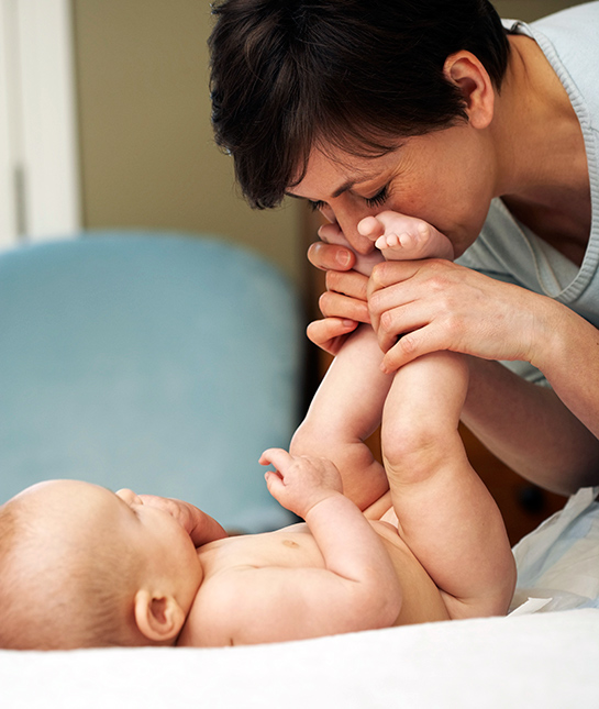 89855-mom_baby-development-games_02_diaperchange_getty_139264886.jpg