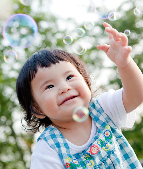 89859-mom_baby-development-games_04_bubbles_getty_109592469.jpg