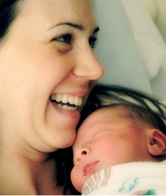 90008-mom-newborn-smile-twenty20.jpg