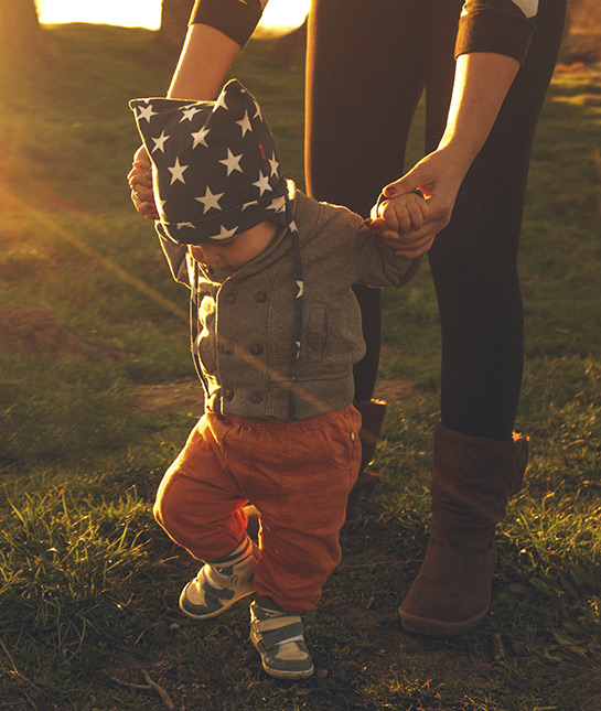 90132-0_baby-walking-outside.jpg 90132-0_baby-walking-outside.jpg
