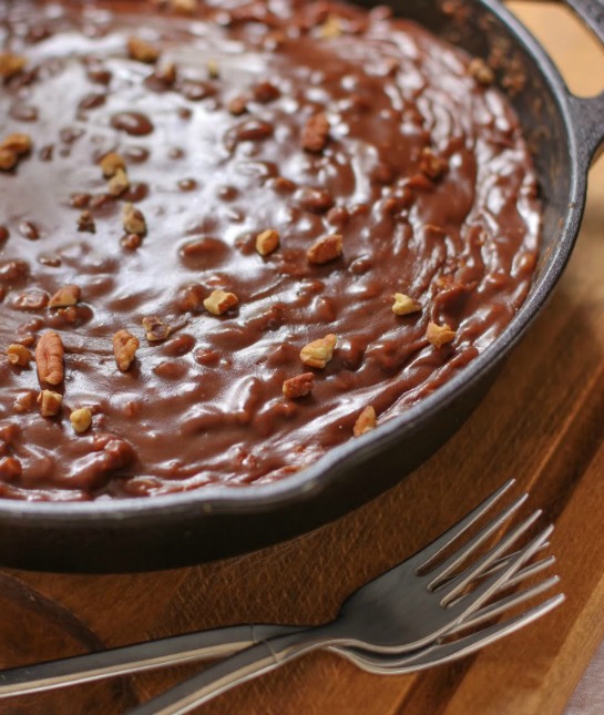 91619-gooey-chocolate-skillet-cake.jpg