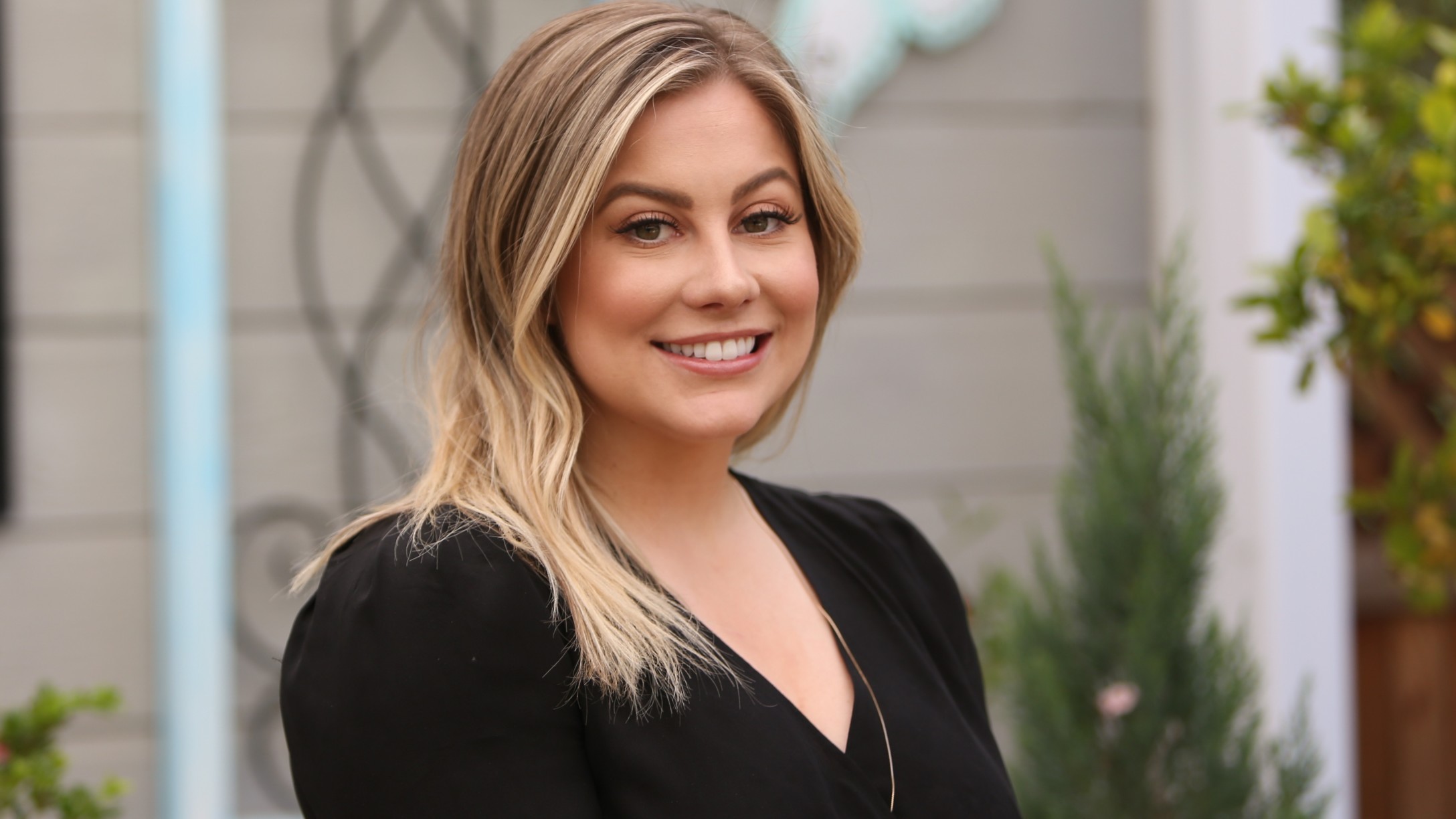 shawn johnson pregnant handstand