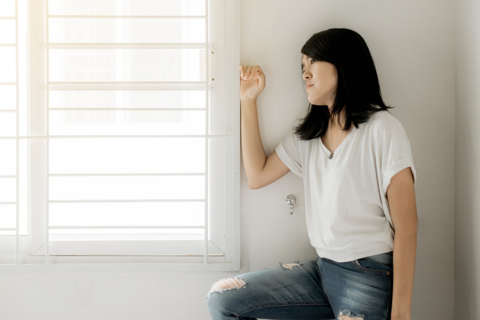 asian-women-depression-have-a-headache-and-feeling-sadness-in-bedroom t20 gR3mm8
