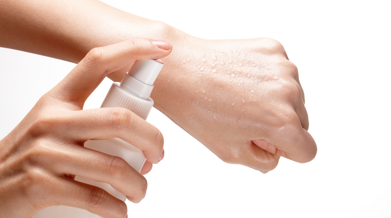spray cosmetics on the back of one's hand. pump liquid.
