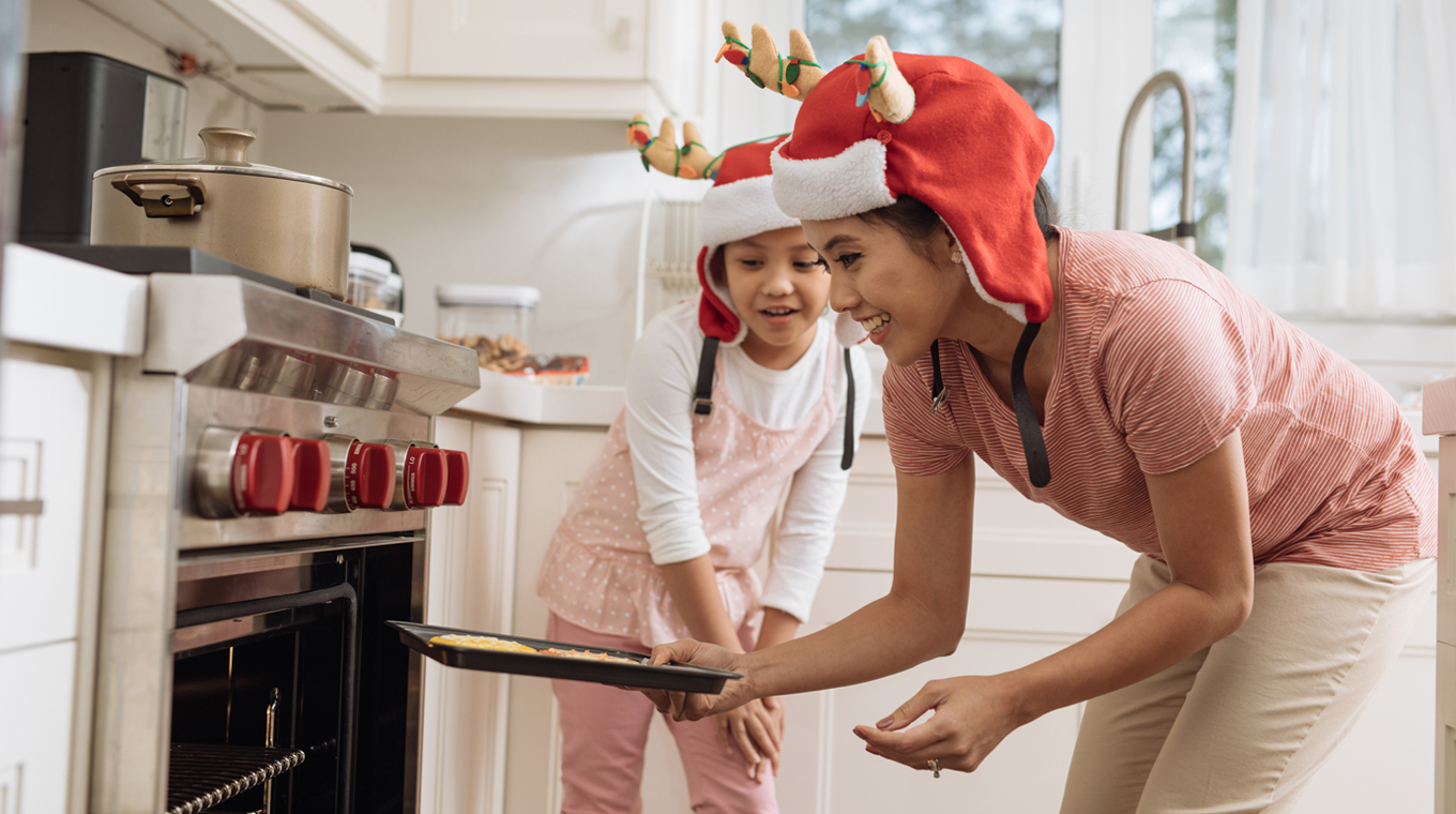 bake_Christmas_cookies_with_kids_1.jpg