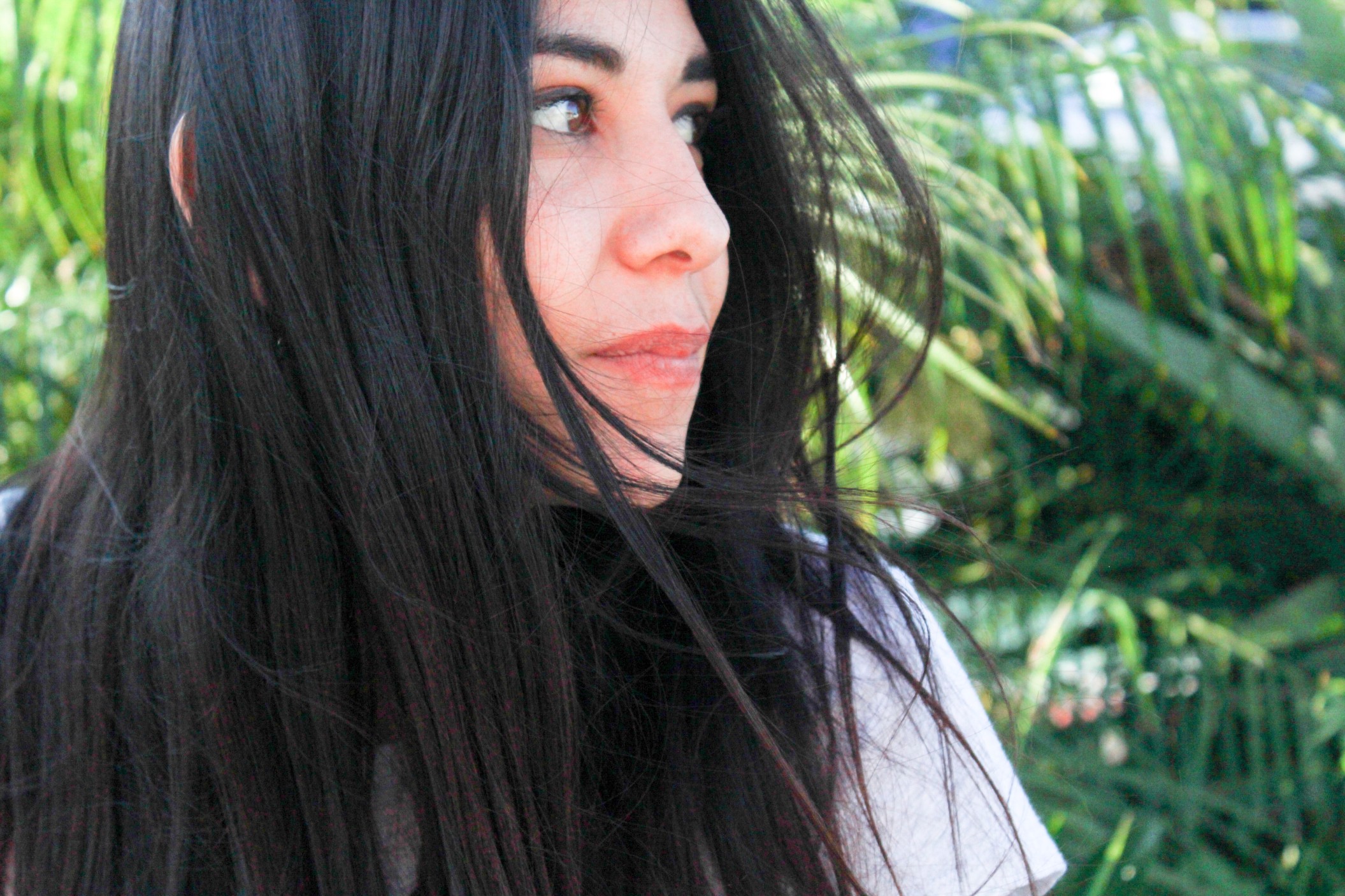 beautiful-young-woman-stares-into-the-distance-as-the-wind-blows-softly-through-her-hair t20 6m9Opo