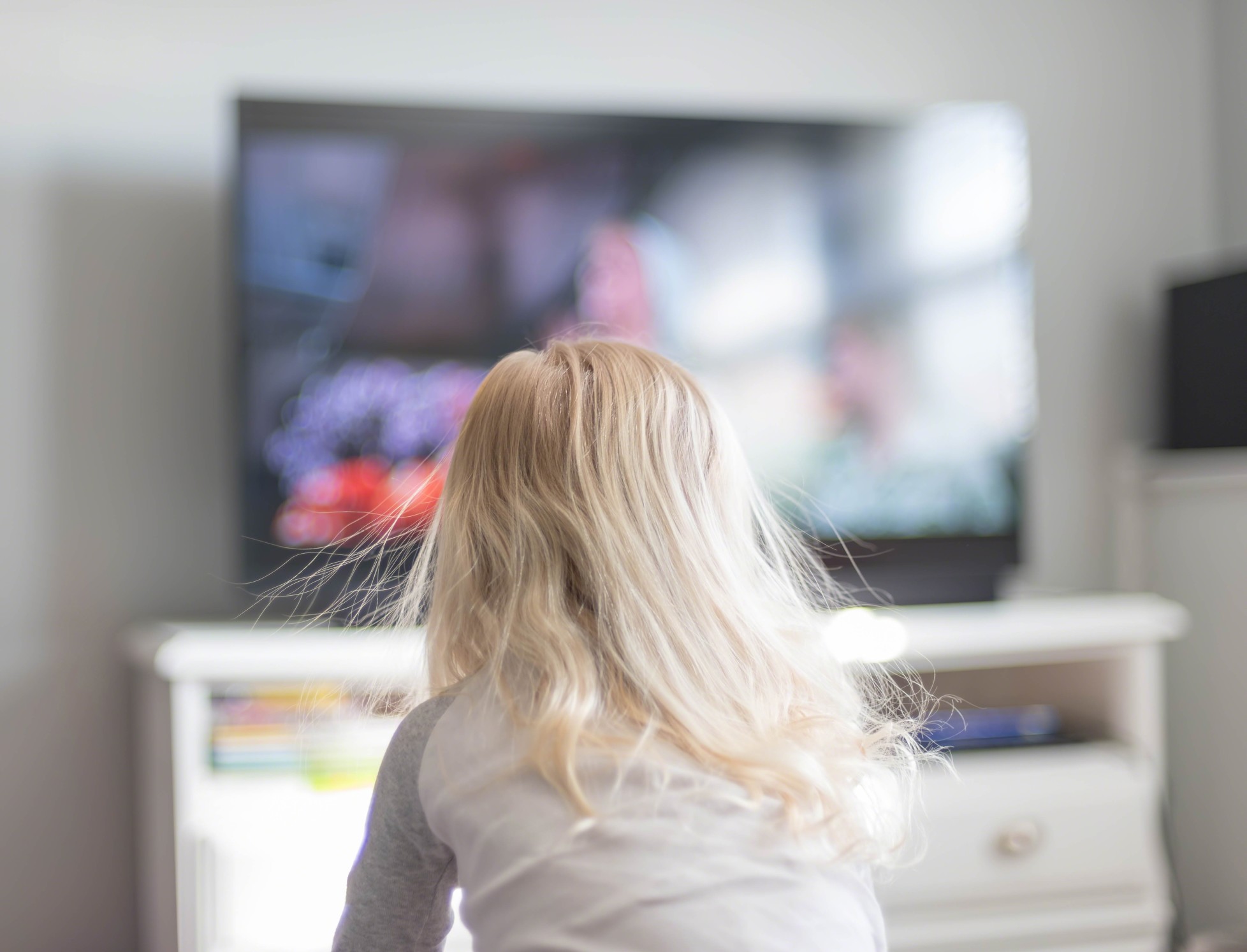 blonde-child-watching-television-in-morning-light_t20_lo9kYB.jpg