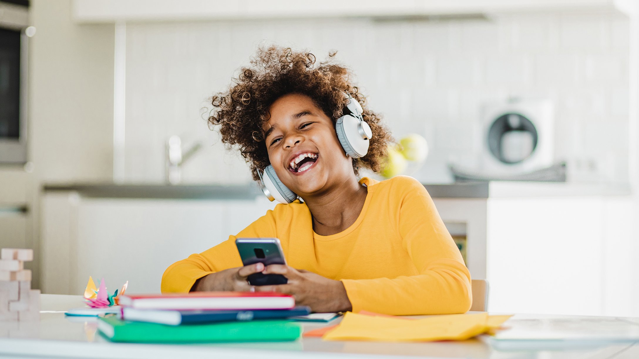 child-distance-learning-smartphone
