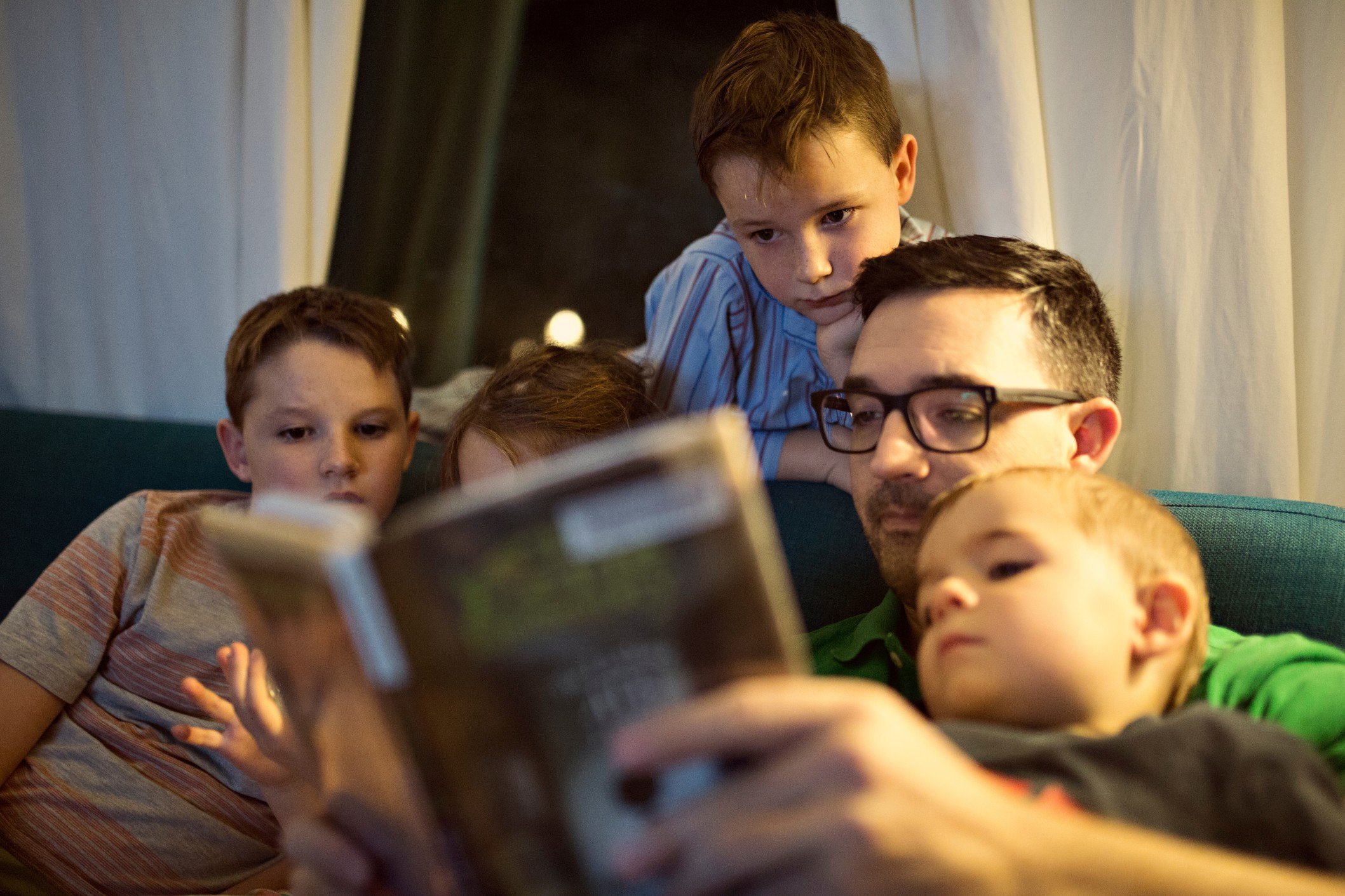 dad-reading-books-to-his-young-children t20 vKN63p