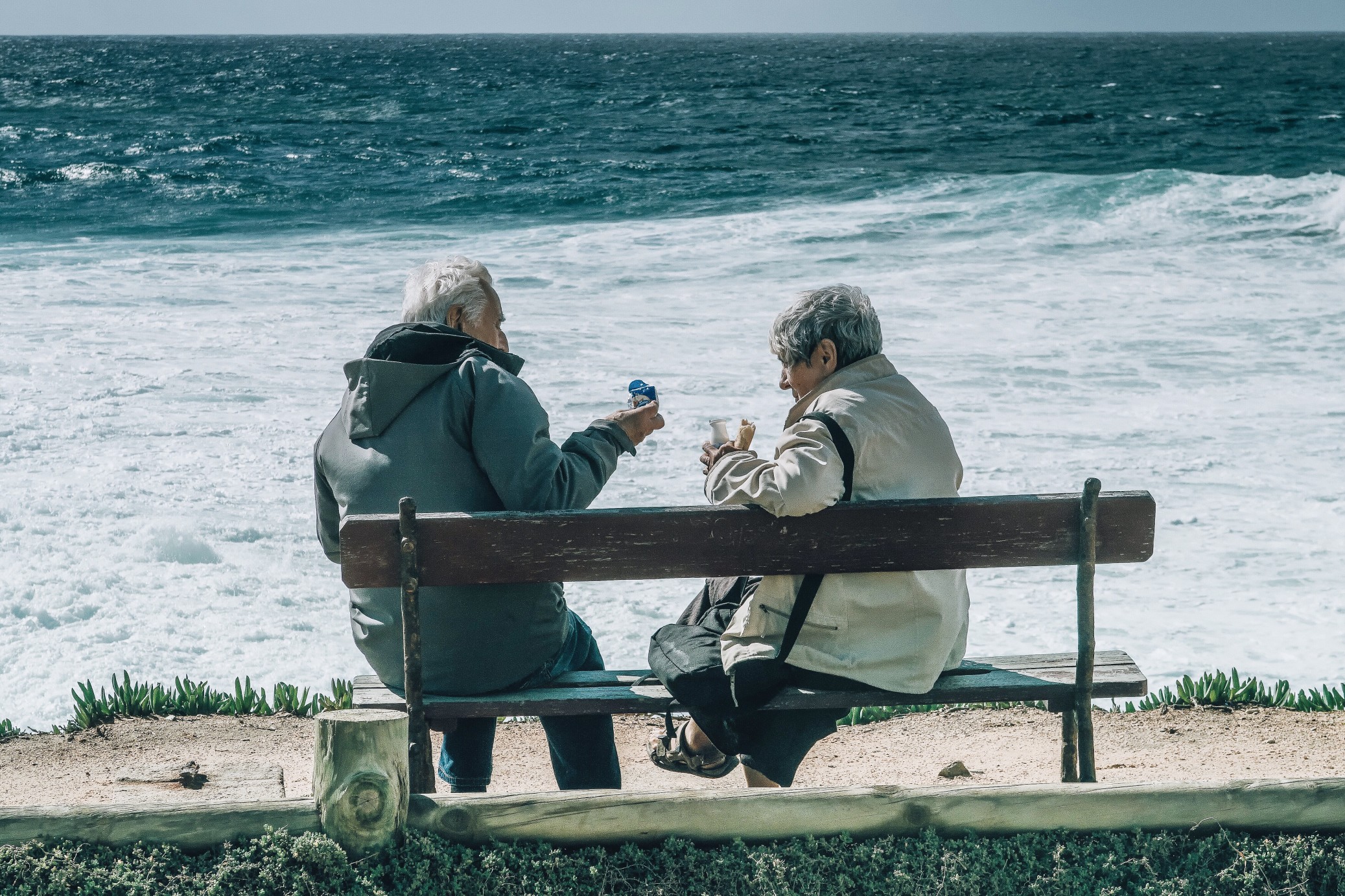 elderly-couple-at-the-seaside t20 v297nl