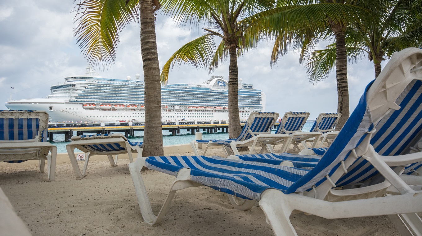Lounges and palm trees for Cruise Ship Passengers Ashore