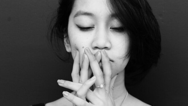 woman-black-white